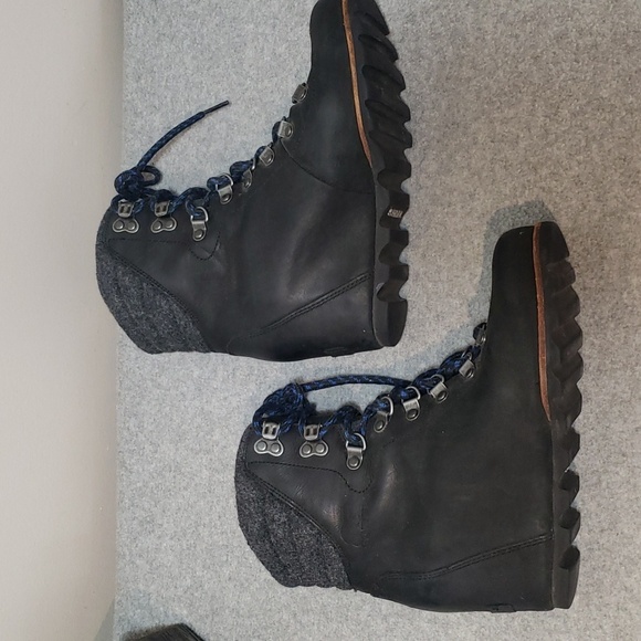 Sorel Black and Gray Lace Up Wedge Boots - Picture 4 of 9